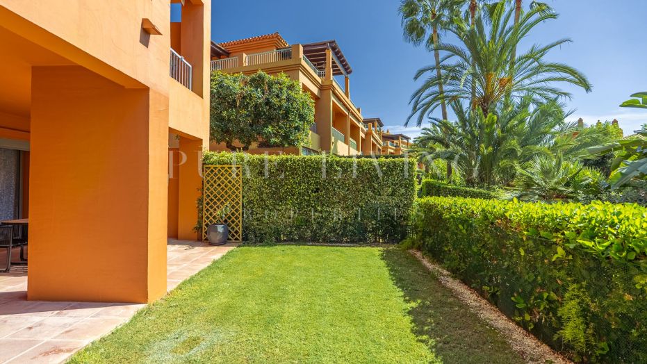 Amplio apartamento de 3 dormitorios en planta baja con jardín privado en Benatalaya, Estepona Este