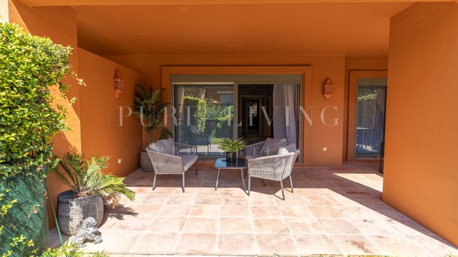 Amplio apartamento de 3 dormitorios en planta baja con jardín privado en Benatalaya, Estepona Este