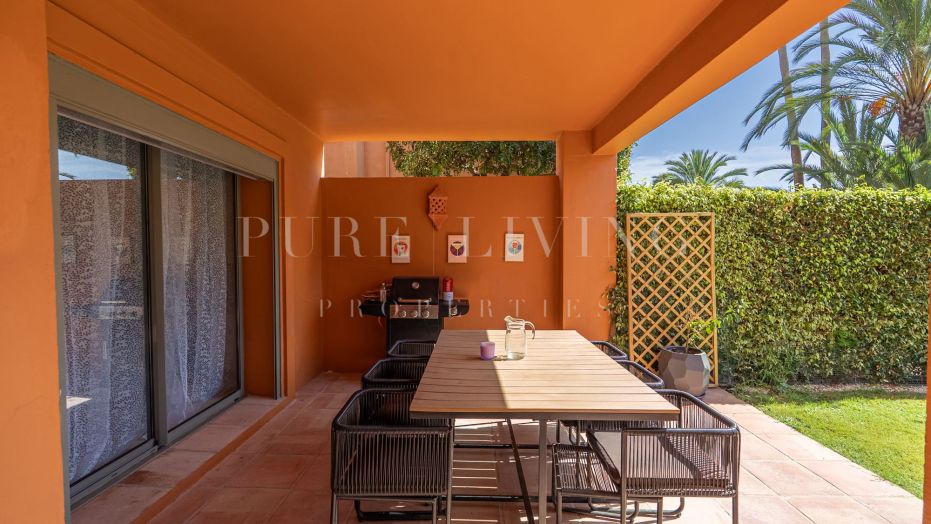 Amplio apartamento de 3 dormitorios en planta baja con jardín privado en Benatalaya, Estepona Este