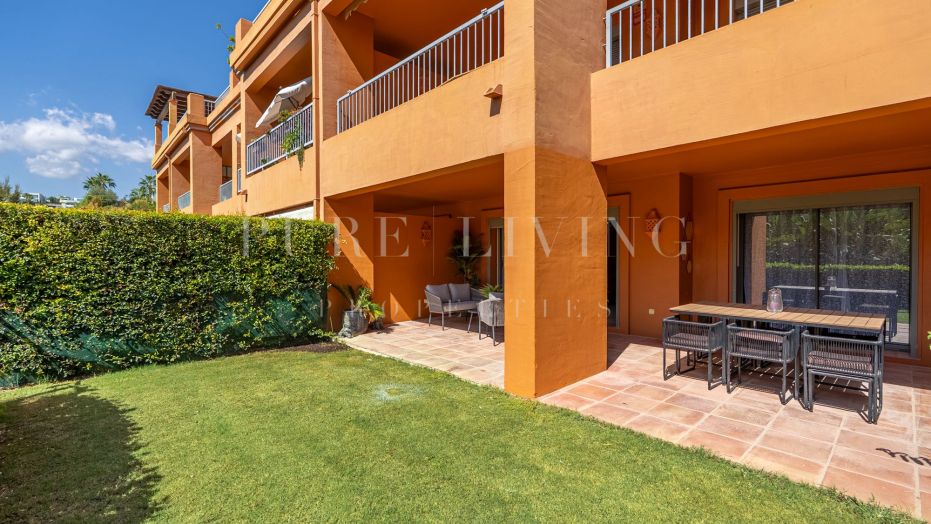 Amplio apartamento de 3 dormitorios en planta baja con jardín privado en Benatalaya, Estepona Este