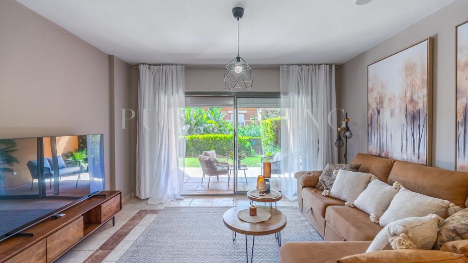 Amplio apartamento de 3 dormitorios en planta baja con jardín privado en Benatalaya, Estepona Este
