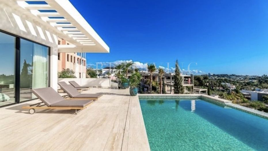 Schitterende 6-slaapkamer villa met het meest indrukwekkende panoramische uitzicht op zee, gelegen in de prestigieuze wijk Los Flamingos, Benahavís