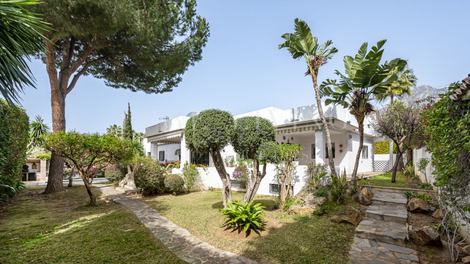 Villa Mediterranea de cinco dormitorios en Nagueles con gran potencial