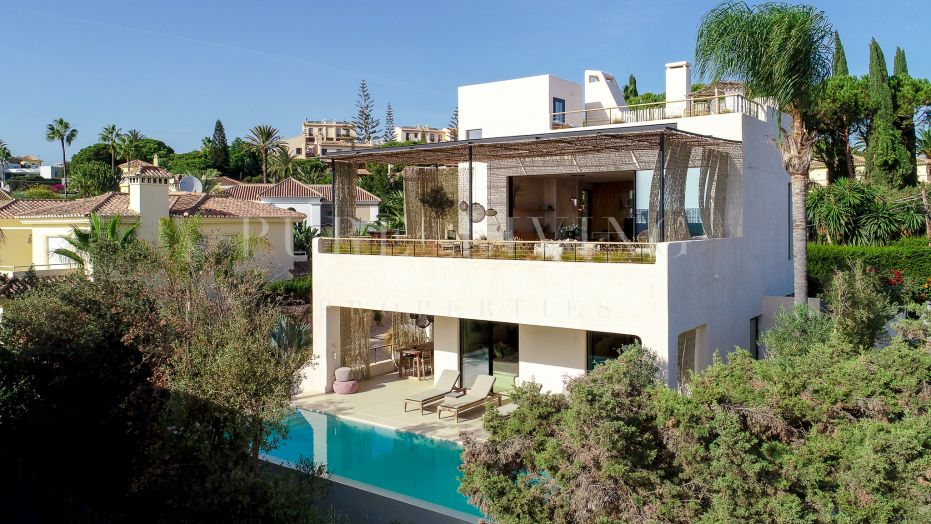 Prachtige villa met vier slaapkamers en geweldig zeezicht vlakbij het strand in Marbesa, Marbella Oost