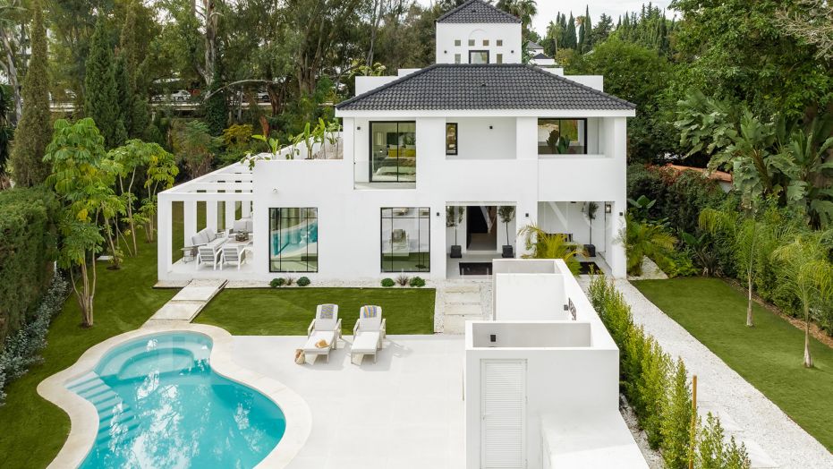 Deze luxe villa met vijf slaapkamers ligt in Las Brisas, in het hart van de golfvallei