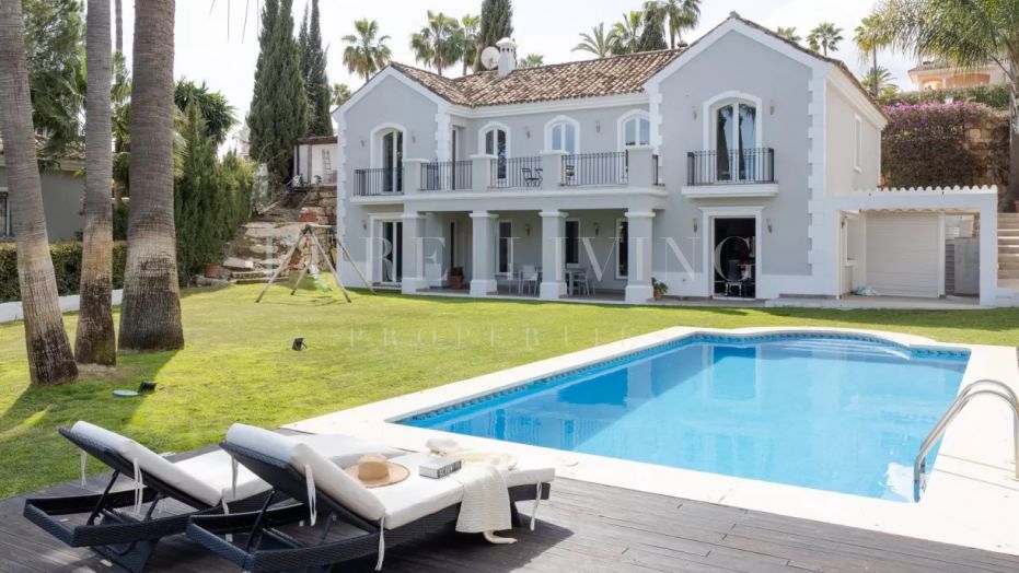 Exquisita villa de cuatro dormitorios con amplias vistas panorámicas, situada en Nueva Andalucía