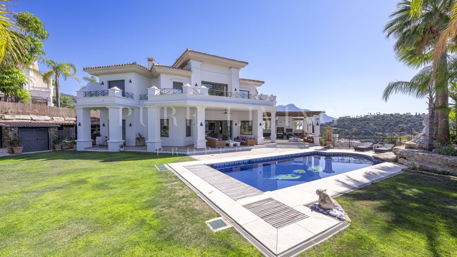 Een prachtige villa met vier slaapkamers met een perfecte mix van moderne mediterrane charme in Los Arqueros Golf