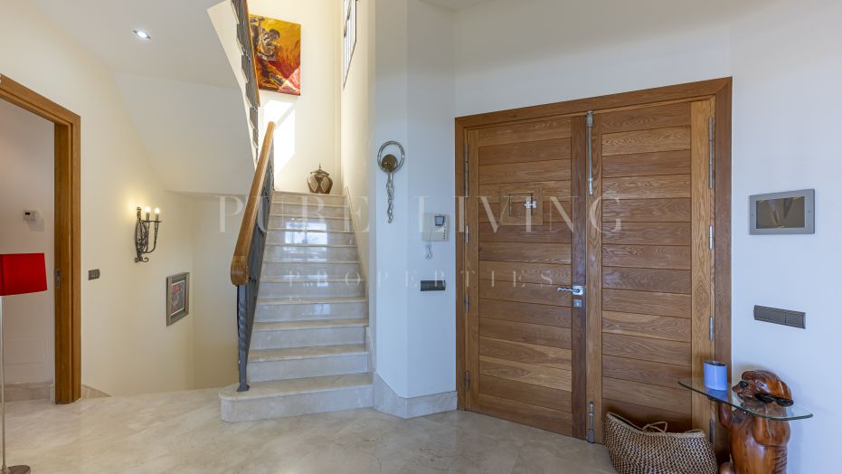 Een prachtige villa met vier slaapkamers met een perfecte mix van moderne mediterrane charme in Los Arqueros Golf