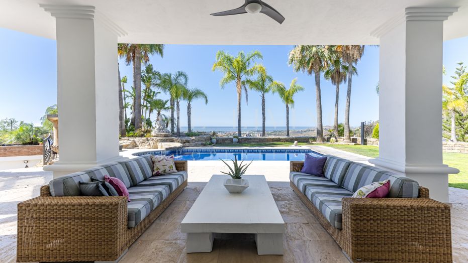 Een prachtige villa met vier slaapkamers met een perfecte mix van moderne mediterrane charme in Los Arqueros Golf