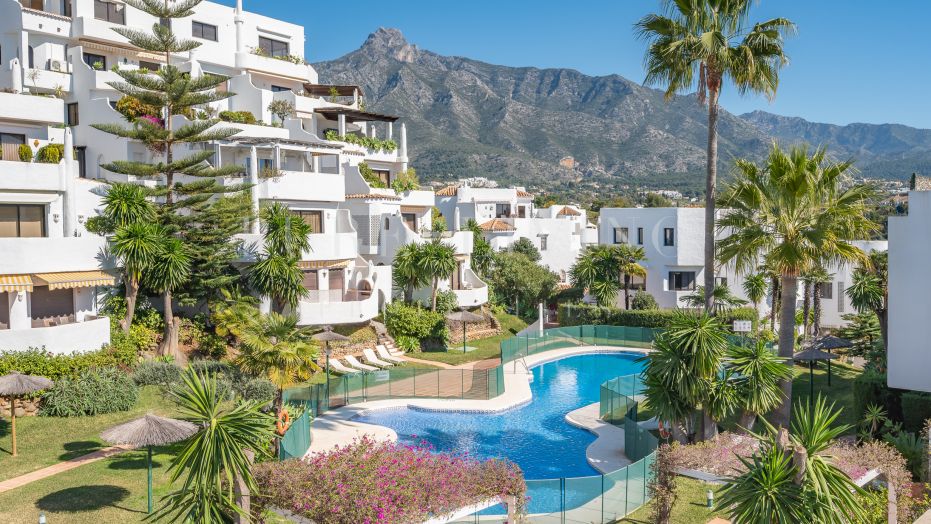 Four bedroom duplex apartment in the Lomas del Marbella Club in an exclusive urbanisation.