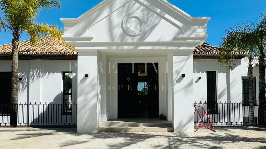 Magnifique villa de 5 chambres avec une vue imprenable sur la mer, située dans la zone prestigieuse de Nueva Andalucía.