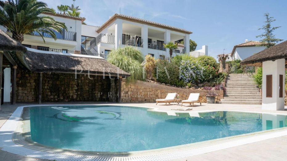 Gorgeous 5-bedroom villa with stunning sea views, situated in the prestigious area of Nueva Andalucía