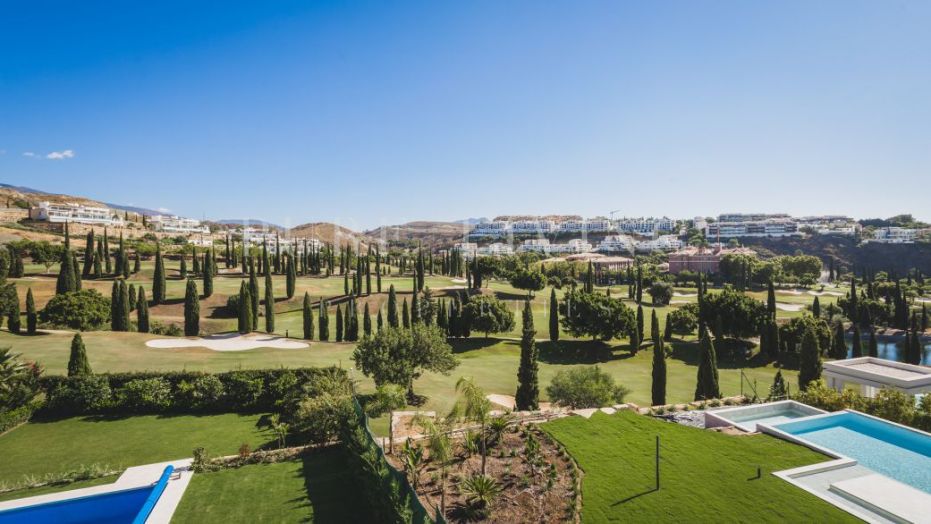 Exceptionnel terrain orienté sud avec des vues panoramiques incroyables situé dans le prestigieux quartier Los Flamingos, Benahavís.