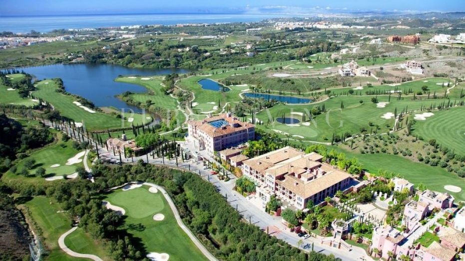 Exceptionnel terrain orienté sud avec des vues panoramiques incroyables situé dans le prestigieux quartier Los Flamingos, Benahavís.