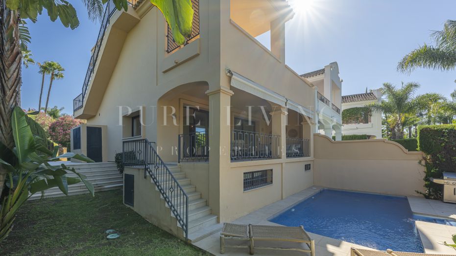 Beautifully renovated five-bedroom residence near Puerto Banús.