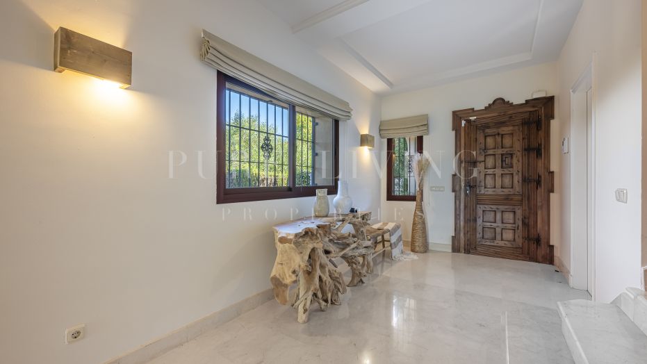 Beautifully renovated five-bedroom residence near Puerto Banús.