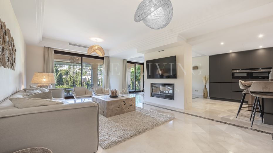 Beautifully renovated five-bedroom residence near Puerto Banús.