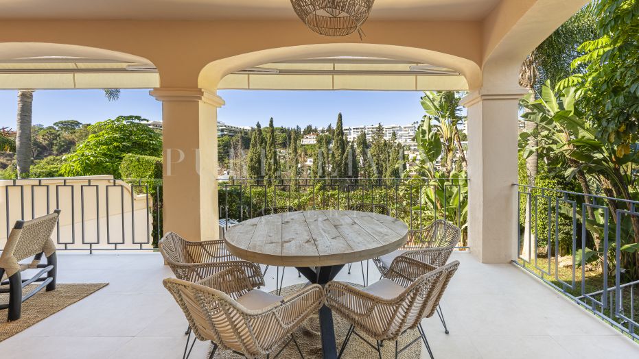 Élégante résidence de cinq chambres, entièrement rénovée, à proximité de Puerto Banús