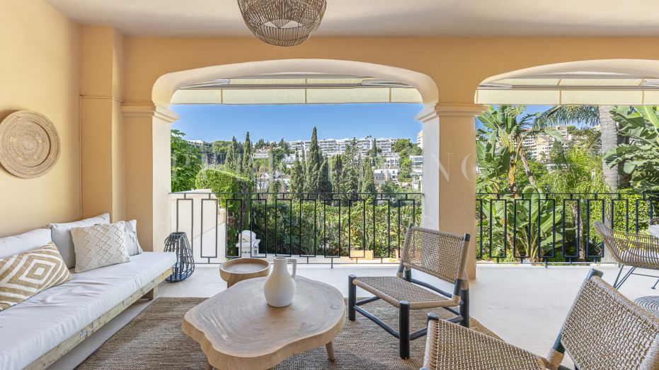 Élégante résidence de cinq chambres, entièrement rénovée, à proximité de Puerto Banús