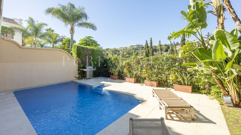 Élégante résidence de cinq chambres, entièrement rénovée, à proximité de Puerto Banús