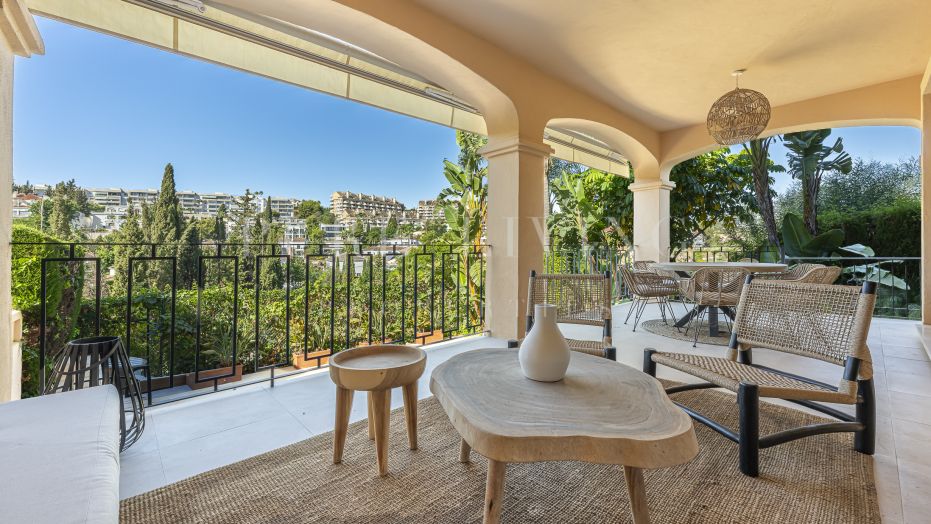 Élégante résidence de cinq chambres, entièrement rénovée, à proximité de Puerto Banús