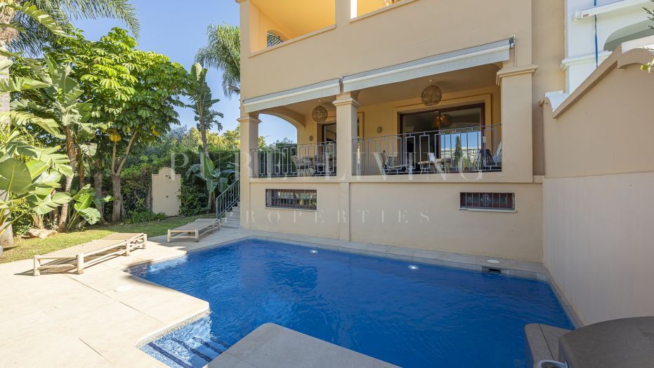 Élégante résidence de cinq chambres, entièrement rénovée, à proximité de Puerto Banús