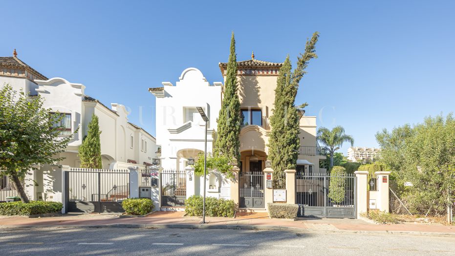 Beautifully renovated five-bedroom residence near Puerto Banús.