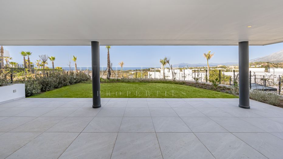 Luxueux appartement de trois chambres au rez-de-chaussée avec une vue imprenable sur la mer, situé dans le quartier de Marbella Est.