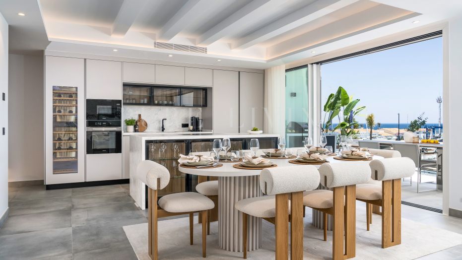 Spectaculaire penthouse en duplex de quatre chambres avec vue imprenable sur Marina Puerto Banus