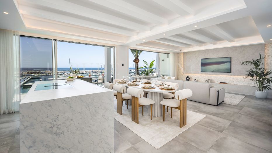Spectaculaire penthouse en duplex de quatre chambres avec vue imprenable sur Marina Puerto Banus