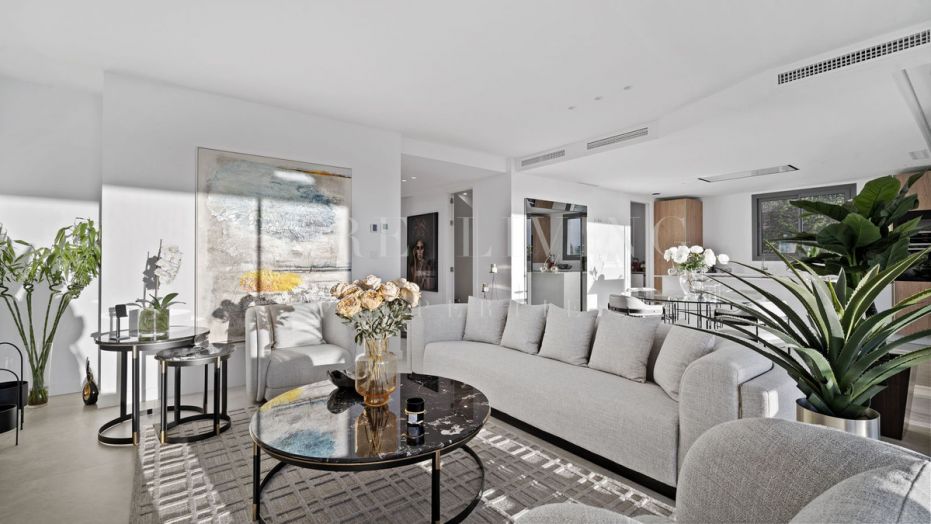 Villa contemporaine de quatre chambres avec une vue impressionnante sur la mer, située dans le prestigieux golf de Santa Clara.