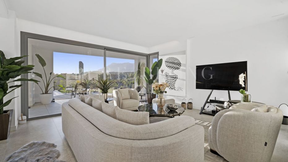 Villa contemporaine de quatre chambres avec une vue impressionnante sur la mer, située dans le prestigieux golf de Santa Clara.