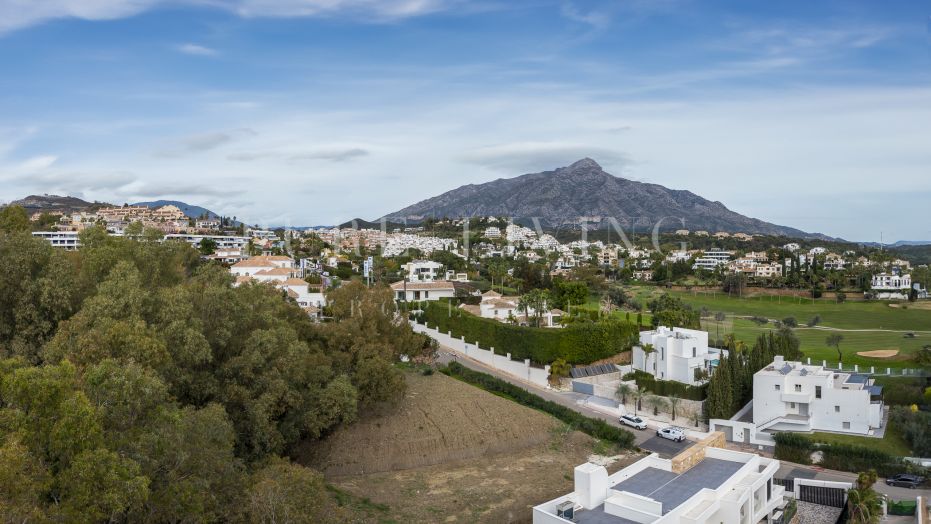 Exceptionnel terrain de golf en première ligne situé dans le prestigieux quartier de Nueva Andalucia.