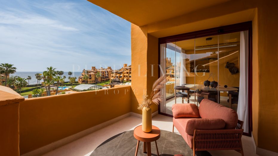 Cet appartement de trois chambres entièrement rénové est situé dans le quartier exclusif de Los Granados del Mar, à Estepona.