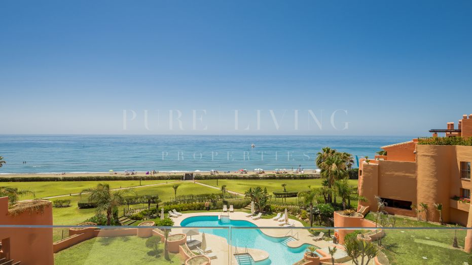 Een duplex penthouse aan het strand in het prestigieuze La Morera, Marbella Oost