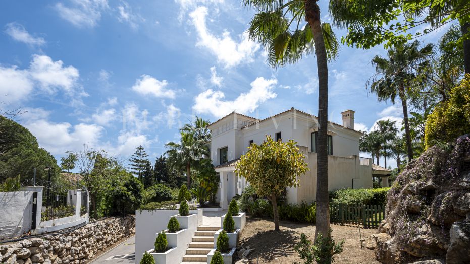 Excepcional villa con vistas al mar, situada en una comunidad cerrada en Lomas de Magna, en la prestigiosa Milla de Oro.