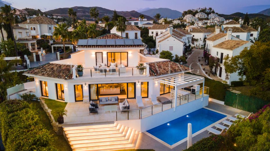 Indrukwekkende volledig gerenoveerde villa in Las Brisas met uitzicht op zee