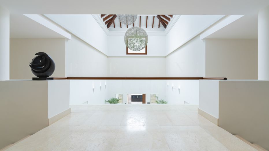 Villa de cinq chambres située dans l'enclave résidentielle de Cascada De Camojan.