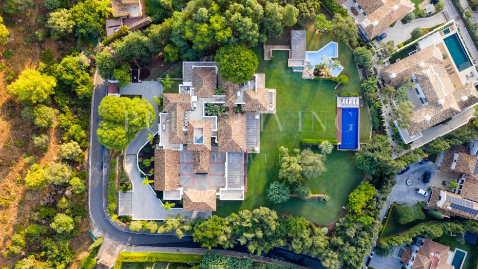 Villa de cinq chambres située dans l'enclave résidentielle de Cascada De Camojan.