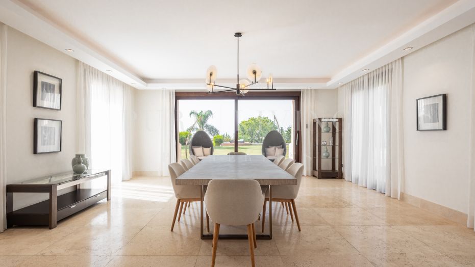 Villa 5 Dormitorios Ubicada Dentro Del Enclave Residencial De Cascada De Camojan.