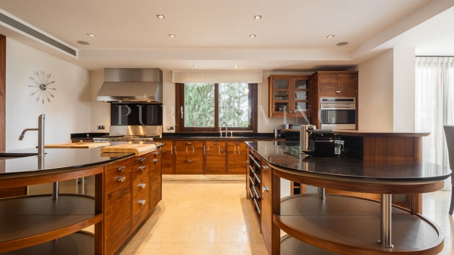 Villa 5 Dormitorios Ubicada Dentro Del Enclave Residencial De Cascada De Camojan.