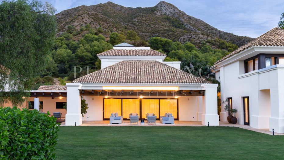 Villa de cinq chambres située dans l'enclave résidentielle de Cascada De Camojan.