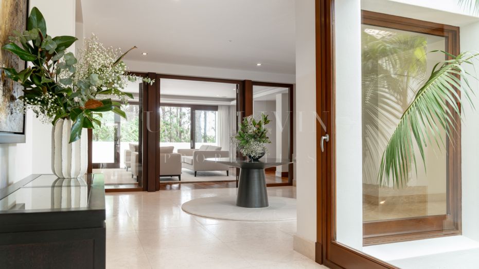 Villa 5 Dormitorios Ubicada Dentro Del Enclave Residencial De Cascada De Camojan.