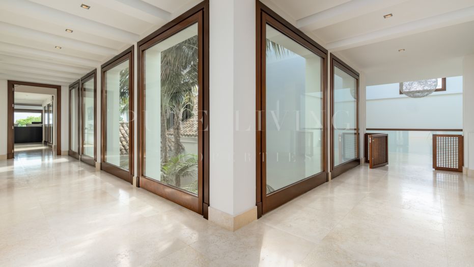 Villa 5 Dormitorios Ubicada Dentro Del Enclave Residencial De Cascada De Camojan.