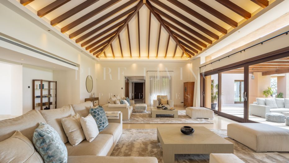 Villa 5 Dormitorios Ubicada Dentro Del Enclave Residencial De Cascada De Camojan.