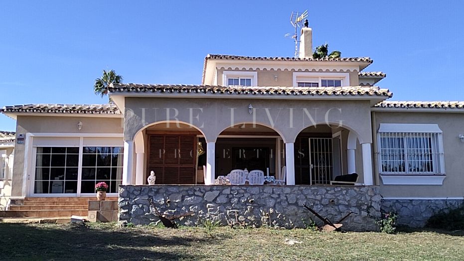 Exquise villa avec vue sur la montagne et la mer située dans la zone principale, Guadalmina Alta