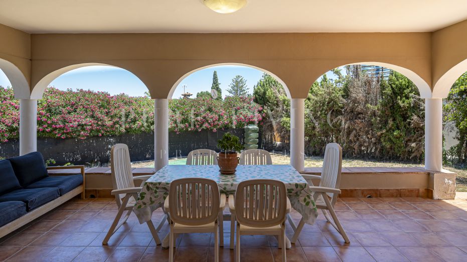 Villa para reformar con vistas a la montaña y al mar situada en la zona prime, Guadalmina Alta