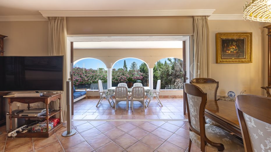 Villa para reformar con vistas a la montaña y al mar situada en la zona prime, Guadalmina Alta