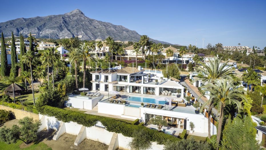 Incredible frontline golf villa for sale in Los Naranjos