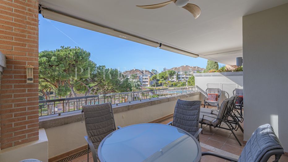 Elegante apartamento de dos dormitorios con impresionantes vistas al mar en una comunidad cerrada